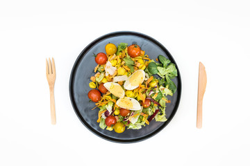 Salad of pasta, egg, smoked salmon tartare, salad and tomato, with a citrus vinaigrette sauce.