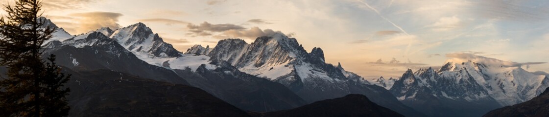 Die wundervolle Bergwelt des Wallis im Herbst