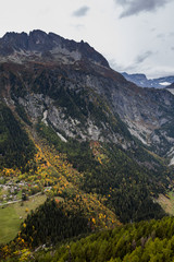 Die wundervolle Bergwelt des Wallis im Herbst