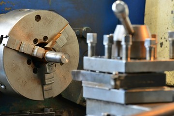 Lathe when processing metal in the workshop.