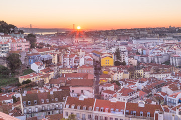 Fototapeta na wymiar Lissabon Stadtansicht Gegenlicht Panorama bei Sonnenuntergang Portugal