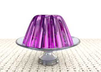 gelatina colorida em prato de vidro sobre fundo branco