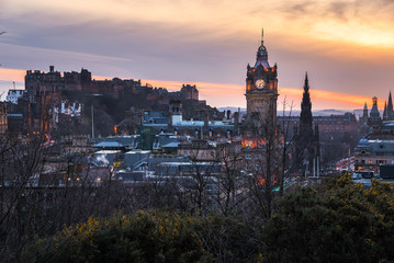 Fototapeta na wymiar Majestic Winter Sunset over Edinburgh City Centre