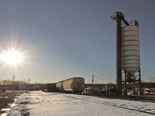 Obraz premium Silo and railroad tracks