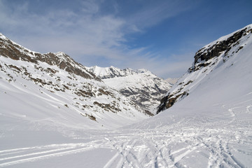 Tracce di sci sulla soffice e fresca neve