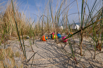 Bunte Ostereier zu Ostern am Strand auf Rügen