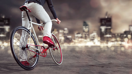 Modernes Fahrrad vor Skyline