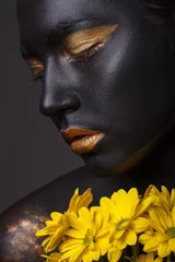 Porträt eines schönen Mädchens mit kreativem Make-up, Nahaufnahme. © kaylas