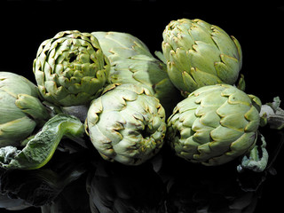 Fototapeta premium ALCACHOFA - ARTICHOKEThe Artichoke (cynara scolymus) is a vegetable. The edible portion is the flower buds before to come into bloom.