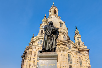 Fototapeta na wymiar Frauenkirche am Neumarkt in Dresden mit dem Martin-Luther-Denkmal