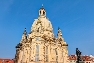 Fototapeta na wymiar Frauenkirche am Neumarkt in Dresden mit dem Martin-Luther-Denkmal
