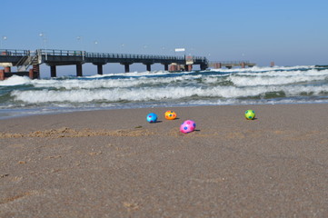 Frohe Ostern - Ostereier am Strand