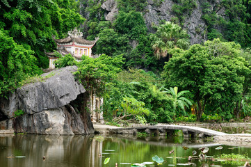 Fototapeta na wymiar Tam Coc - Bích Dong is a popular tourist destination near the city of Ninh Bình in northern Vietnam.
