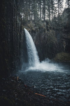  giant waterfall dropping from a ridge between pinetress in Oregon, USA