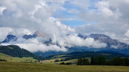 Fototapeta na wymiar Dolomiten, Seiser Alm am Schlern, Bergwandern