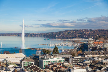 Obraz premium View of the water jet fountain with rainbow in the lake of Geneva and the cityscape of Geneva, Switzerland