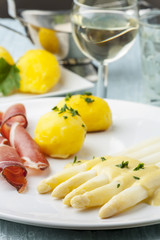 weißer Spargel mit Schinken auf einem Teller