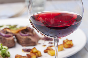 Rotwein und ein Steak