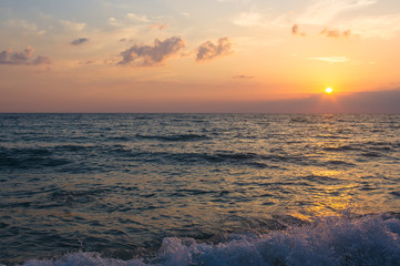 Naklejka premium Amazing sea sunset, the sun, waves, clouds
