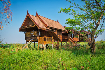 Fototapeta na wymiar Holzhaus thailändische Architektur