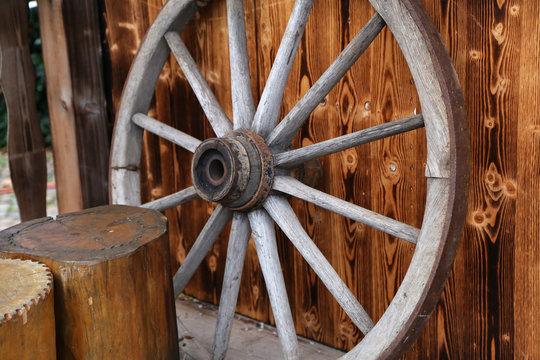 Wheel / Old wooden wheel