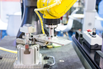 Mechanical hand robot loading aluminum automotive part to inspection dimension by CMM