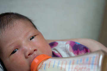 ミルクを飲む赤ちゃん