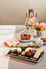 Beschriftete Käseplatte