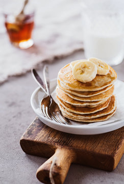 Pancakes mit Bananen und Ahornsirup zum Frühstück 02