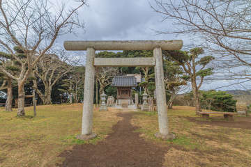 冬の館山城に鎮座する浅間神社の風景