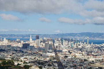 Obraz premium Beautiful aerial view from the San Francisco Twin Peaks overlooking the city's scenic skyline with numerous buildings and landmarks in the background - California, USA