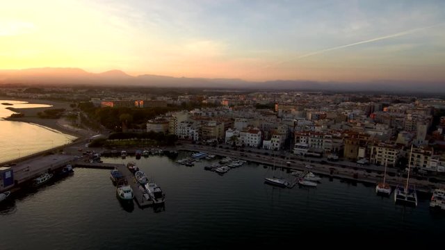 Atradecer en Cambrils desde drone. Cambrils es una poblacion costera de Tarragona en Cataluña, España. Video aereo con Dron