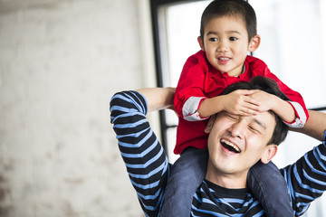 パパに肩車をしてもらっている男の子。