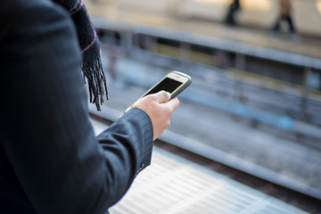 スマホを見る男性