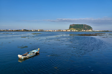 Obraz premium Seongsan Ilchulbong with a boat in Jeju