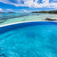 piscine à débordement sur fond des Seychelles