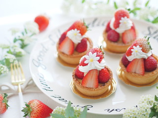イチゴのかわいいタルトケーキ