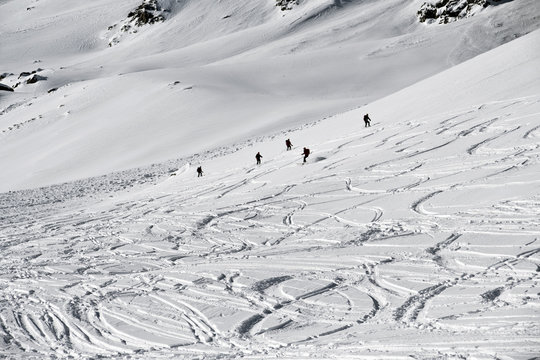 Gli sciatori tracciano con gli sci il pendio nevoso