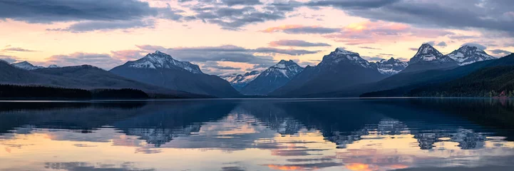 Photo sur Plexiglas Salle Lac McDonald dans le parc national des Glaciers, Montana, USA au coucher du soleil