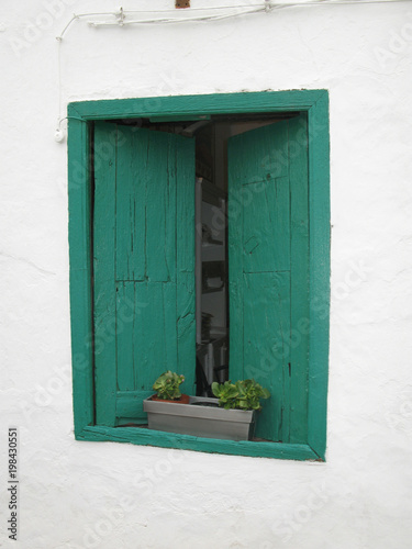 "Grün gestrichenes Fenster mit Holzverschlag" Stockfotos und