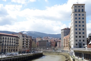 Sur les rives du fleuve Bilbao