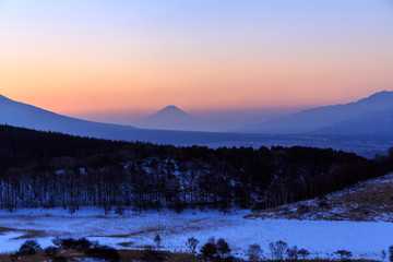 冬の霧ヶ峰高原から朝日に染まる山々