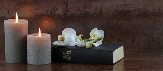 Brennende Kerzen mit Bibel