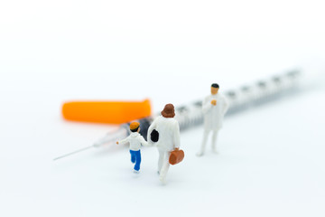 Miniature people: Vaccination for children, diagnosis, taking children to the doctor to treat colds.. Image use for Health check concept.