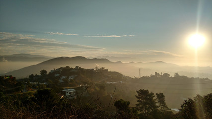 Sonnenaufgang über den Hügeln in Los Angeles