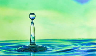 Fototapeta na wymiar water droplet splash
