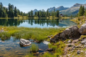 Lago di Federa wunderschöner Bergsee in der Nähe von Cortina d’Ampezzo_003