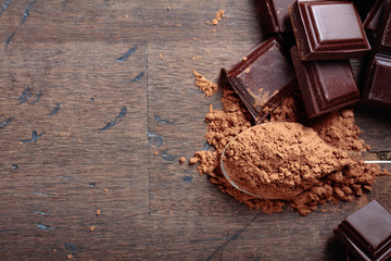 Broken  chocolate pieces and cocoa powder .