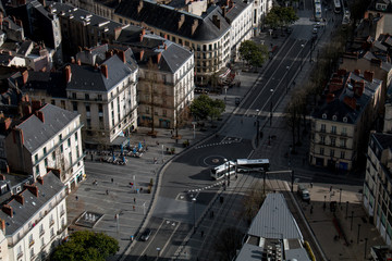 Vue aérienne de la Rue 50 otages avec le passage d'un bus - Nantes