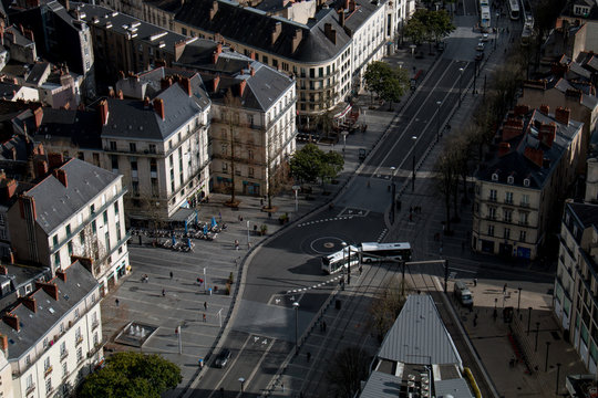 Vue a&eacute;rienne de la Rue 50 otages avec le passage d'un bus - Nantes